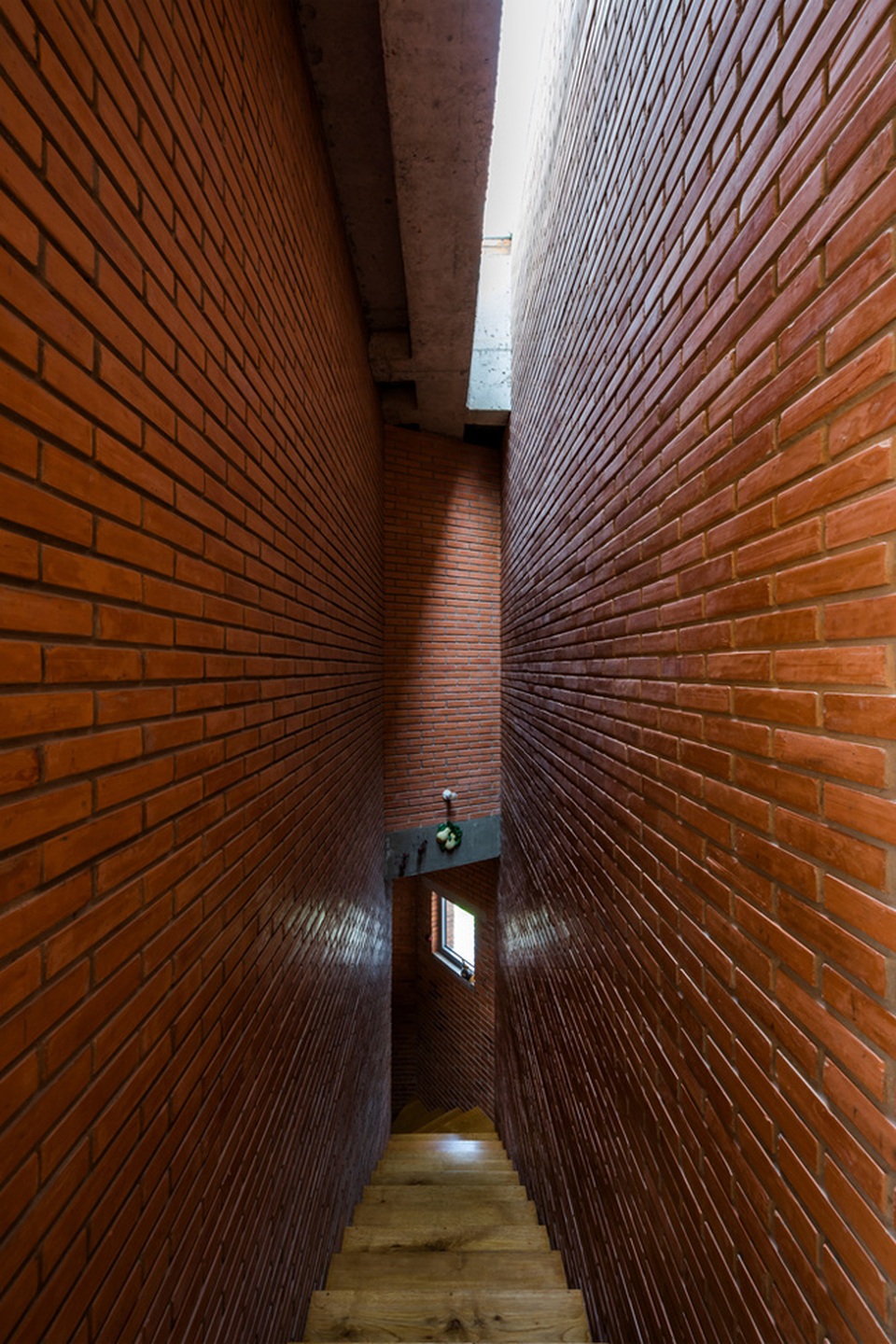 Giấu cả bể bơi trong phòng khách, ngôi nhà ba thế hệ ở TPHCM gây ấn tượng mạnh - 12 Giấu cả bể bơi trong phòng khách, ngôi nhà ba thế hệ ở TPHCM gây ấn tượng mạnh - 12