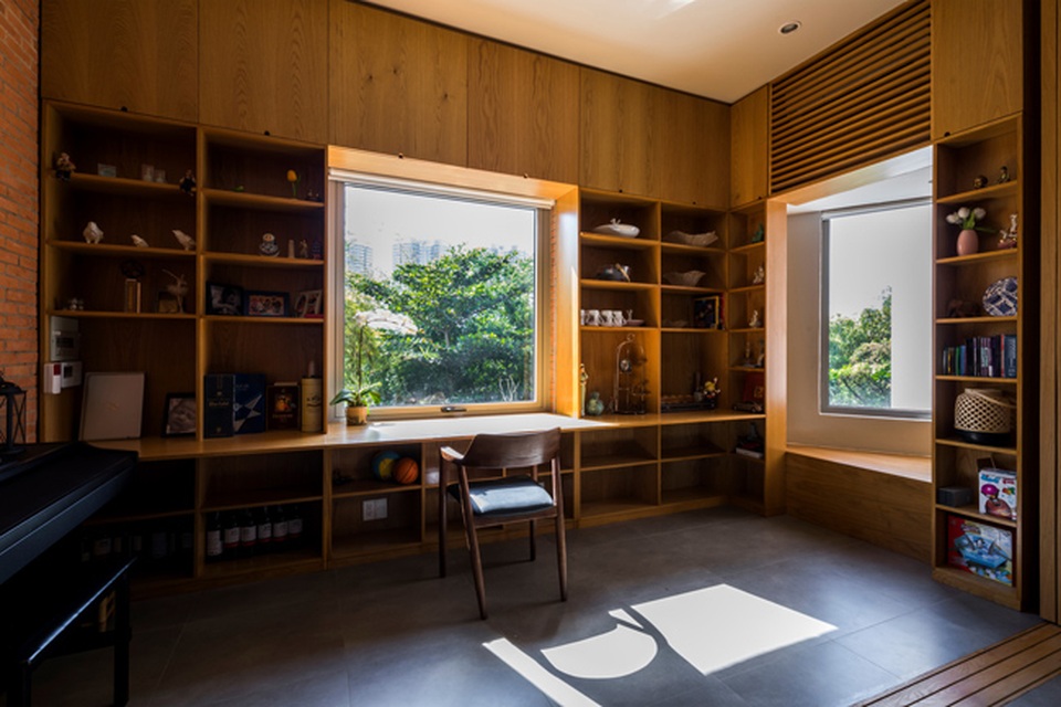 Giấu cả bể bơi trong phòng khách, ngôi nhà ba thế hệ ở TPHCM gây ấn tượng mạnh - 14 Giấu cả bể bơi trong phòng khách, ngôi nhà ba thế hệ ở TPHCM gây ấn tượng mạnh - 14