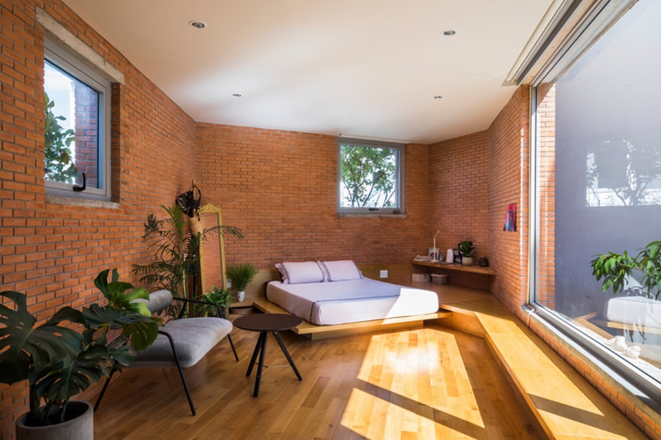 Giấu cả bể bơi trong phòng khách, ngôi nhà ba thế hệ ở TPHCM gây ấn tượng mạnh - 15 Giấu cả bể bơi trong phòng khách, ngôi nhà ba thế hệ ở TPHCM gây ấn tượng mạnh - 15