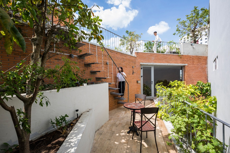 Giấu cả bể bơi trong phòng khách, ngôi nhà ba thế hệ ở TPHCM gây ấn tượng mạnh - 16 Giấu cả bể bơi trong phòng khách, ngôi nhà ba thế hệ ở TPHCM gây ấn tượng mạnh - 16