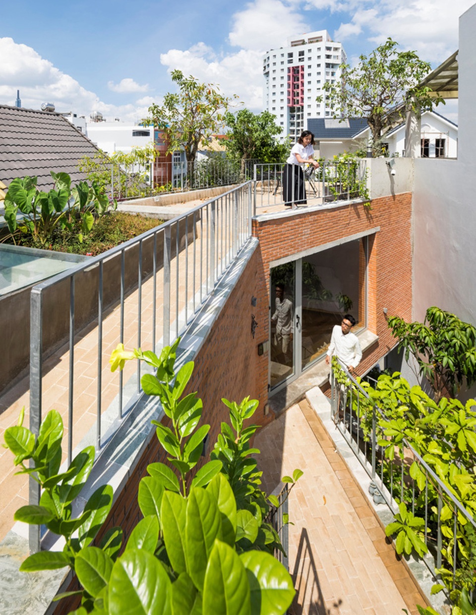 Giấu cả bể bơi trong phòng khách, ngôi nhà ba thế hệ ở TPHCM gây ấn tượng mạnh - 17 Giấu cả bể bơi trong phòng khách, ngôi nhà ba thế hệ ở TPHCM gây ấn tượng mạnh - 17