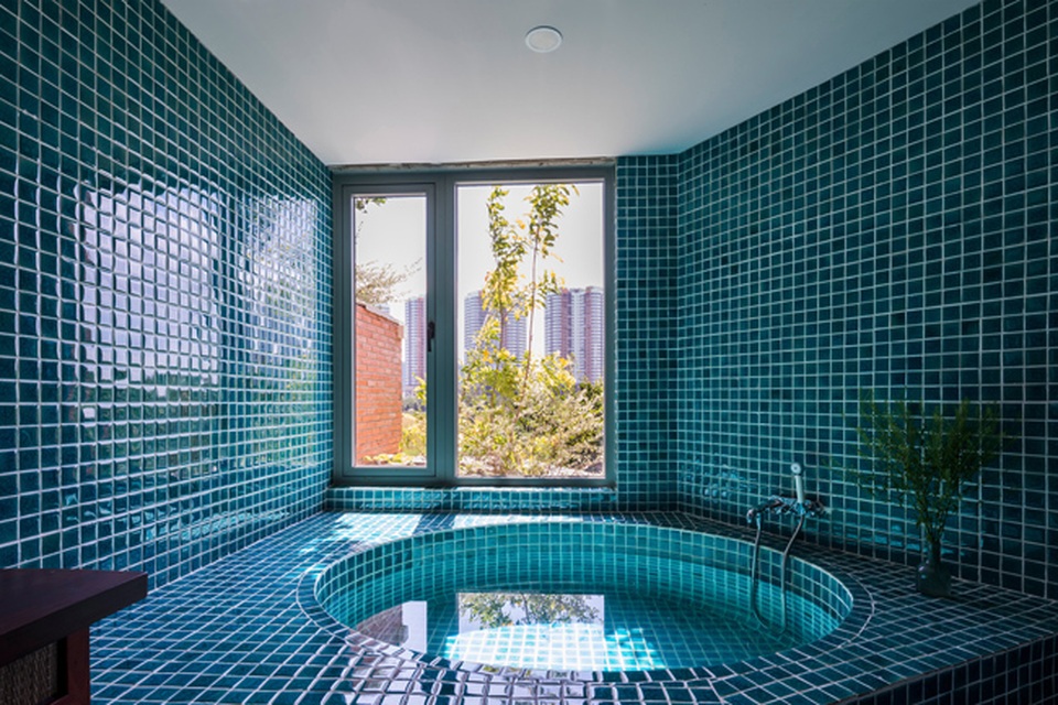 Giấu cả bể bơi trong phòng khách, ngôi nhà ba thế hệ ở TPHCM gây ấn tượng mạnh - 18 Giấu cả bể bơi trong phòng khách, ngôi nhà ba thế hệ ở TPHCM gây ấn tượng mạnh - 18