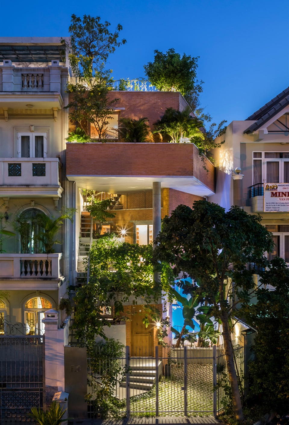 Giấu cả bể bơi trong phòng khách, ngôi nhà ba thế hệ ở TPHCM gây ấn tượng mạnh - 2 Giấu cả bể bơi trong phòng khách, ngôi nhà ba thế hệ ở TPHCM gây ấn tượng mạnh - 2