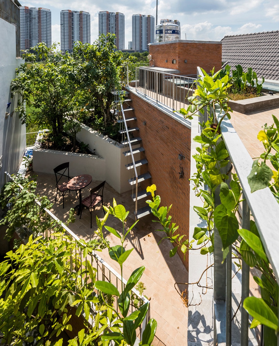 Giấu cả bể bơi trong phòng khách, ngôi nhà ba thế hệ ở TPHCM gây ấn tượng mạnh - 5 Giấu cả bể bơi trong phòng khách, ngôi nhà ba thế hệ ở TPHCM gây ấn tượng mạnh - 5