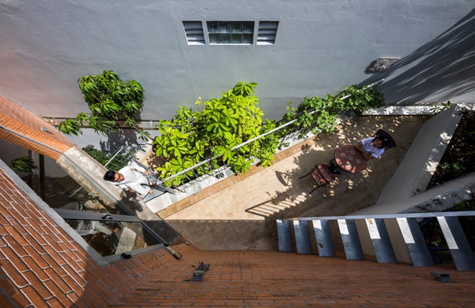 Giấu cả bể bơi trong phòng khách, ngôi nhà ba thế hệ ở TPHCM gây ấn tượng mạnh - 6 Giấu cả bể bơi trong phòng khách, ngôi nhà ba thế hệ ở TPHCM gây ấn tượng mạnh - 6