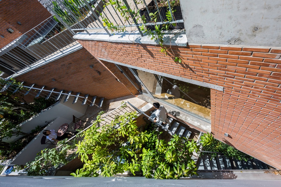 Giấu cả bể bơi trong phòng khách, ngôi nhà ba thế hệ ở TPHCM gây ấn tượng mạnh - 7 Giấu cả bể bơi trong phòng khách, ngôi nhà ba thế hệ ở TPHCM gây ấn tượng mạnh - 7