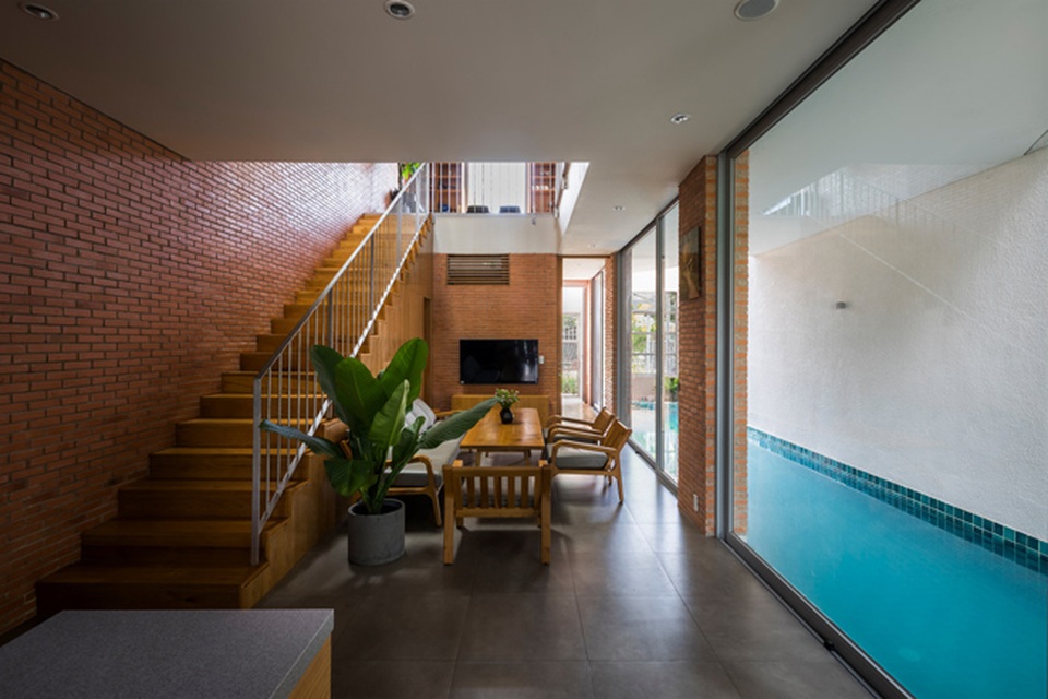 Giấu cả bể bơi trong phòng khách, ngôi nhà ba thế hệ ở TPHCM gây ấn tượng mạnh - 8 Giấu cả bể bơi trong phòng khách, ngôi nhà ba thế hệ ở TPHCM gây ấn tượng mạnh - 8