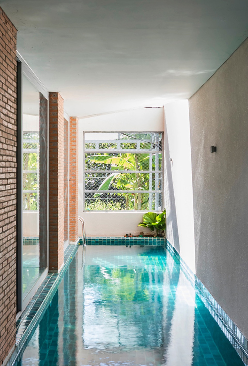 Giấu cả bể bơi trong phòng khách, ngôi nhà ba thế hệ ở TPHCM gây ấn tượng mạnh - 9 Giấu cả bể bơi trong phòng khách, ngôi nhà ba thế hệ ở TPHCM gây ấn tượng mạnh - 9