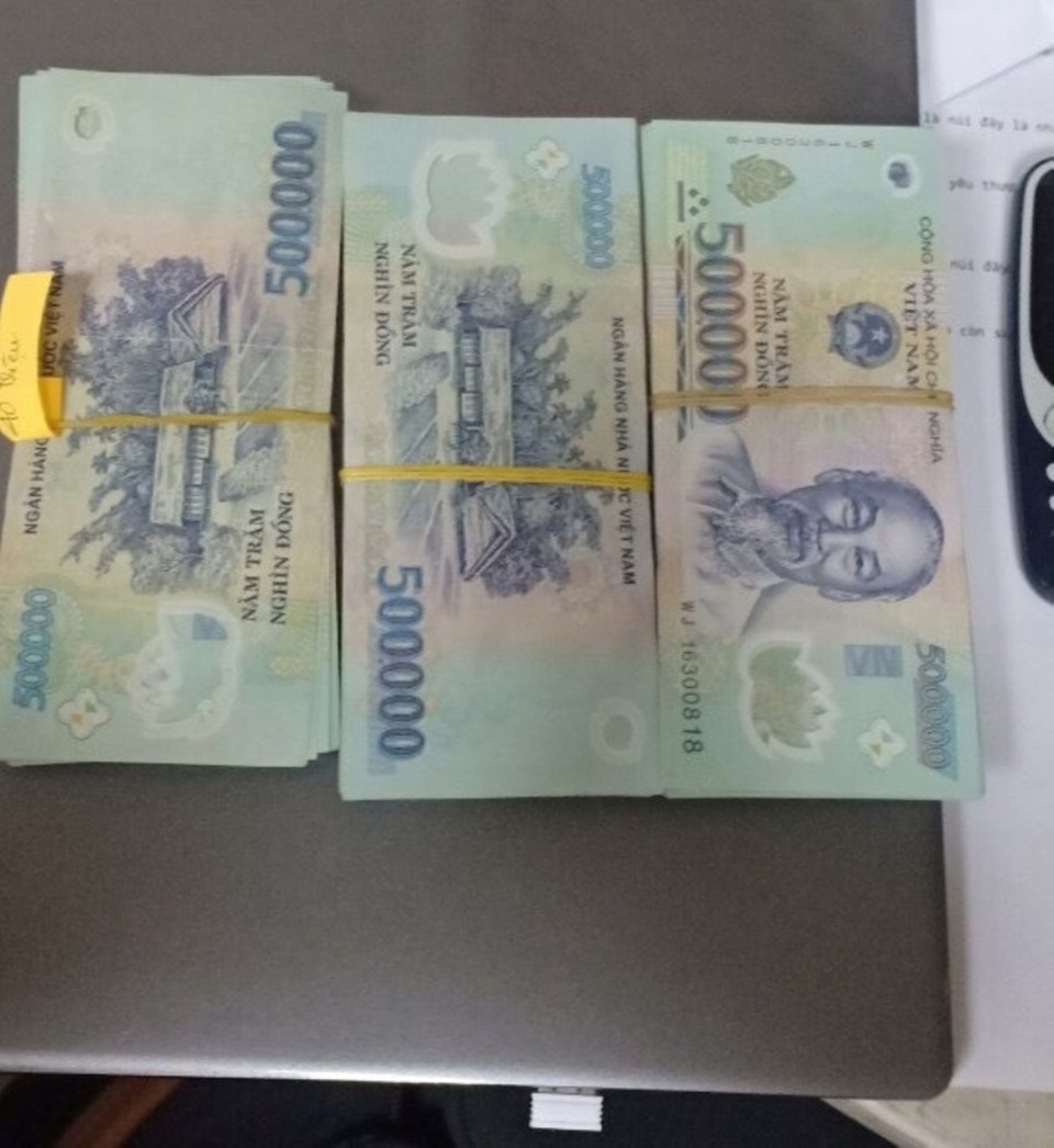 Trao trả hơn 200 triệu đồng cho khách bỏ quên trên máy bay - 3 Trao trả hơn 200 triệu đồng cho khách bỏ quên trên máy bay - 3