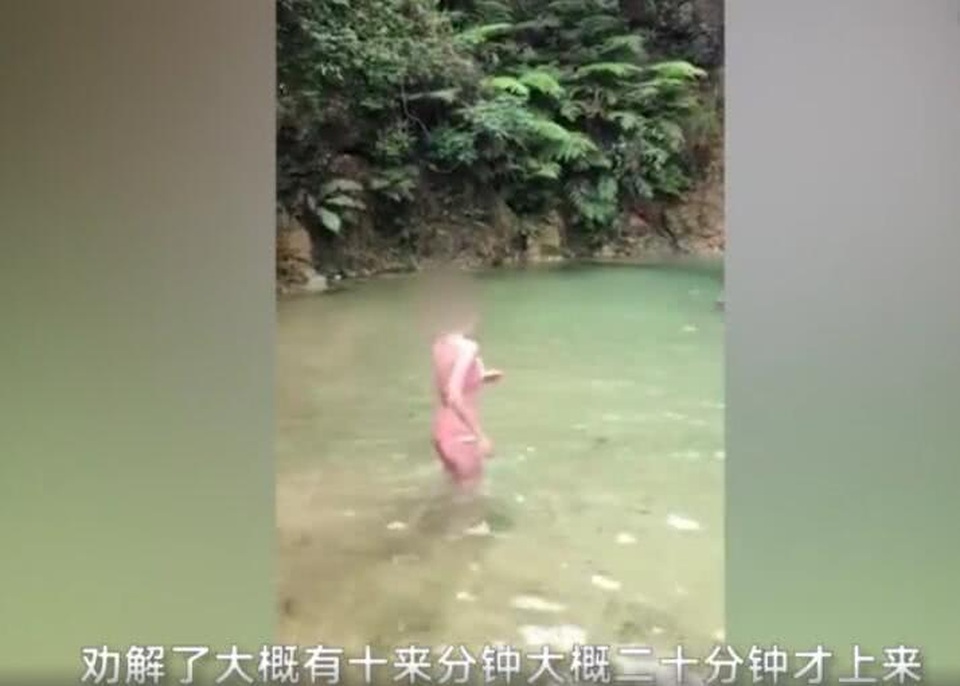 Phớt lờ biển cấm, khách Tây thản nhiên mặc bikini bơi lội trong hồ - 2 Phớt lờ biển cấm, khách Tây thản nhiên mặc bikini bơi lội trong hồ - 2