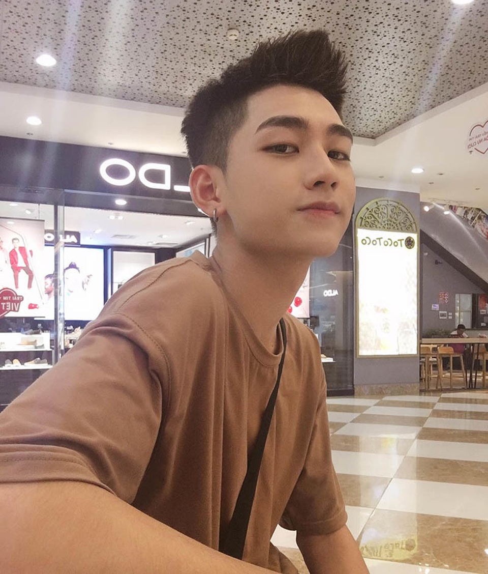 Nam sinh Hà Nội được ví là “cực phẩm”, góc nghiêng giống ca sĩ Sơn Tùng M-TP - 3 Nam sinh Hà Nội được ví là “cực phẩm”, góc nghiêng giống ca sĩ Sơn Tùng M-TP - 3