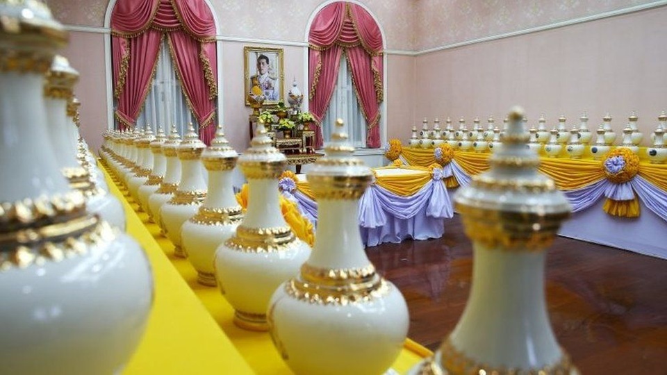 Quốc vương Thái Lan đội vương miện hơn 7kg, chính thức đăng quang - 13 Quốc vương Thái Lan đội vương miện hơn 7kg, chính thức đăng quang - 13