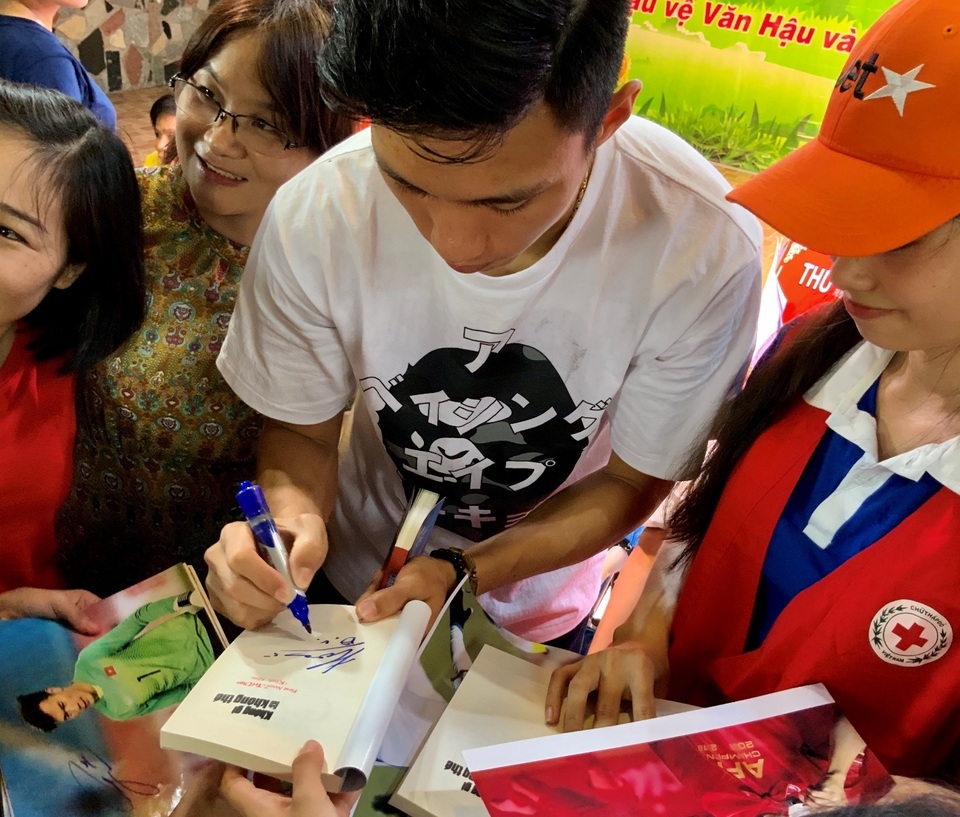Quang Hải, Bùi Tiến Dũng, Đoàn Văn Hậu tặng sách truyền cảm hứng Hạt Giống Tâm Hồn - 5 Quang Hải, Bùi Tiến Dũng, Đoàn Văn Hậu tặng sách truyền cảm hứng Hạt Giống Tâm Hồn - 5