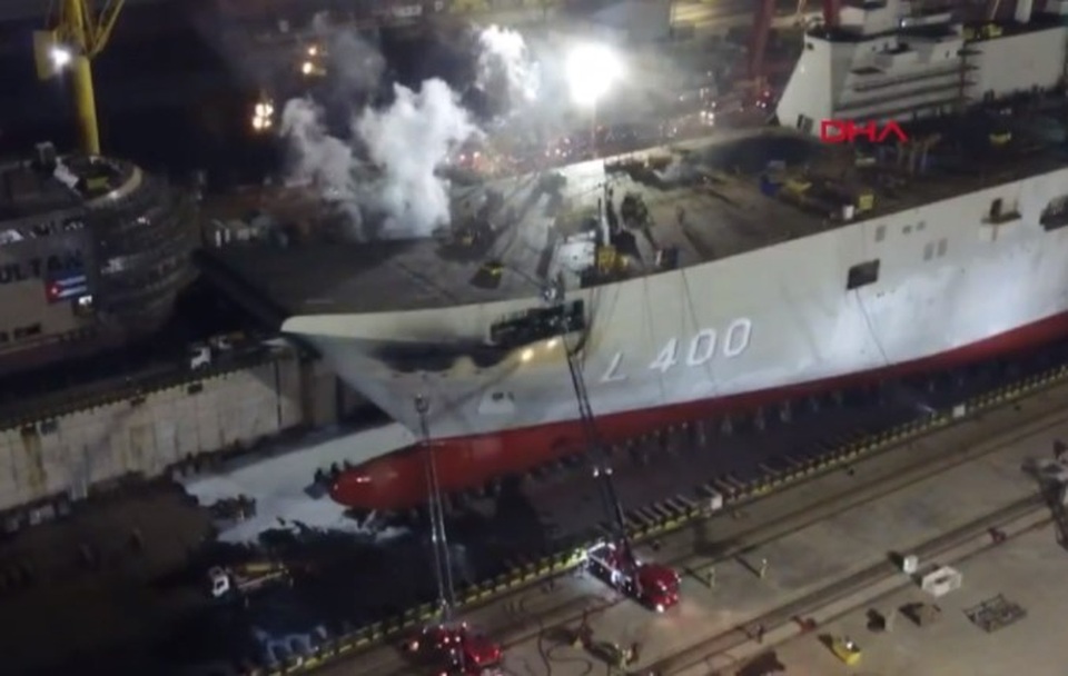 Tàu sân bay đầu tiên của Thổ Nhĩ Kỳ bốc cháy tại cảng - 1 Tàu sân bay đầu tiên của Thổ Nhĩ Kỳ bốc cháy tại cảng - 1