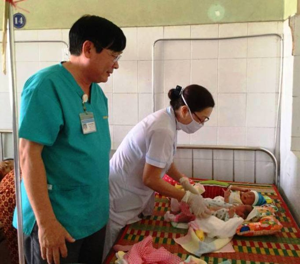 Vỡ òa, mẹ nghèo vào viện sinh đôi khi đang đi phụ hồ - 1 Vỡ òa, mẹ nghèo vào viện sinh đôi khi đang đi phụ hồ - 1