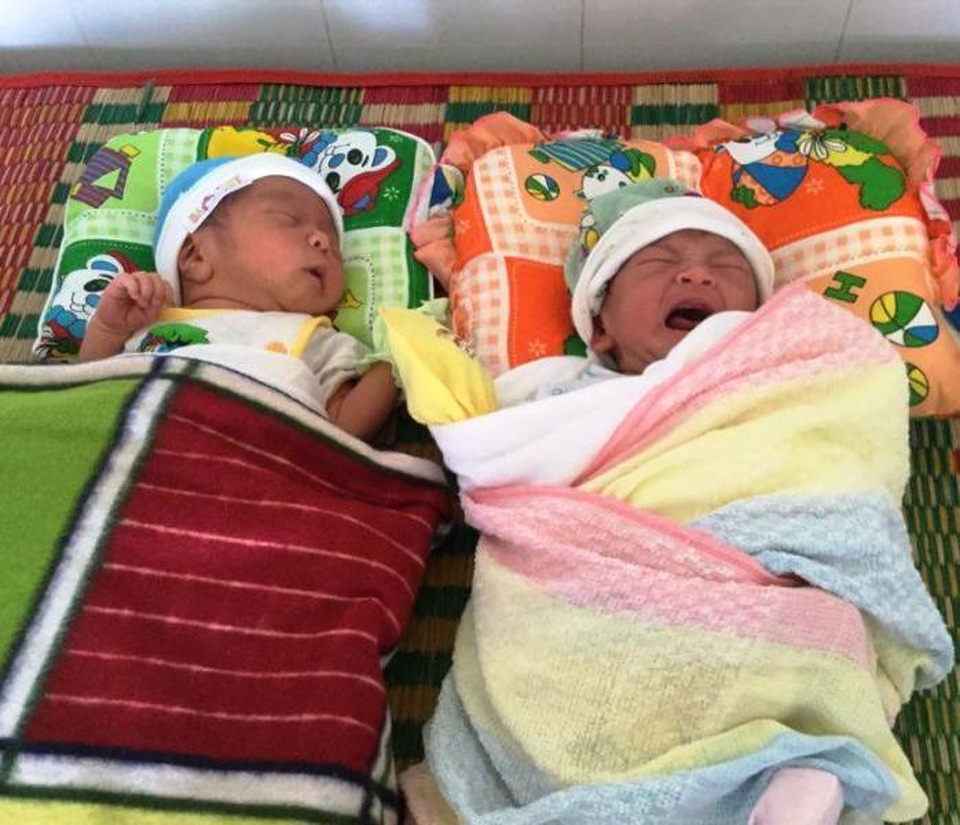 Vỡ òa, mẹ nghèo vào viện sinh đôi khi đang đi phụ hồ - 2 Vỡ òa, mẹ nghèo vào viện sinh đôi khi đang đi phụ hồ - 2