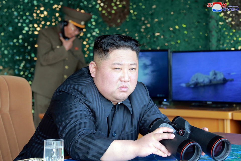 Ông Kim Jong-un trực tiếp thị sát vụ phóng tên lửa đầu tiên sau gần 2 năm - 2 Ông Kim Jong-un trực tiếp thị sát vụ phóng tên lửa đầu tiên sau gần 2 năm - 2