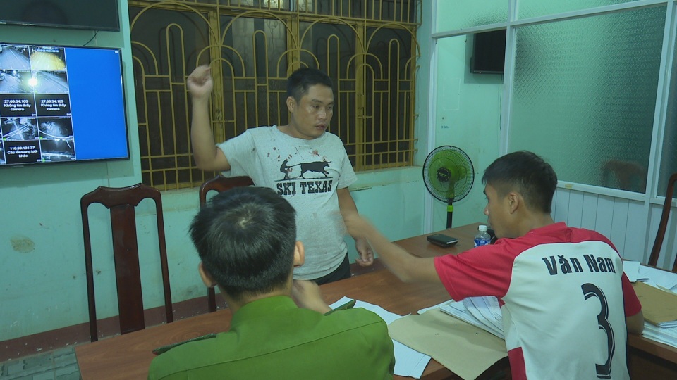 Cán bộ huyện dùng dao bầu đâm đồng nghiệp tử vong tại quán karaoke - 2 Cán bộ huyện dùng dao bầu đâm đồng nghiệp tử vong tại quán karaoke - 2