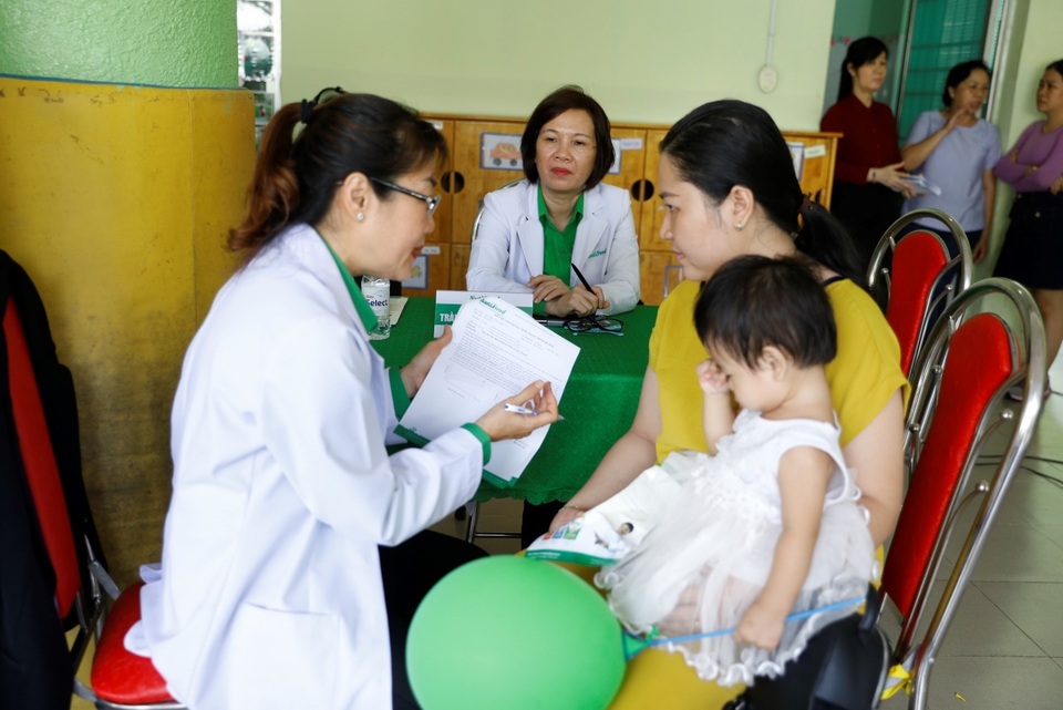 Trẻ suy dinh dưỡng sẽ được chăm sóc dinh dưỡng và uống sữa miễn phí - 5 Trẻ suy dinh dưỡng sẽ được chăm sóc dinh dưỡng và uống sữa miễn phí - 5