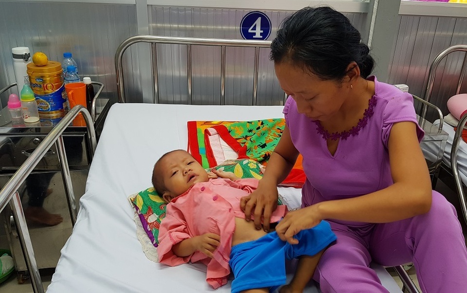 Gia đình nghèo truyền kiếp, người mẹ khờ ôm con gái bệnh tim sống lay lắt - 2 Gia đình nghèo truyền kiếp, người mẹ khờ ôm con gái bệnh tim sống lay lắt - 2