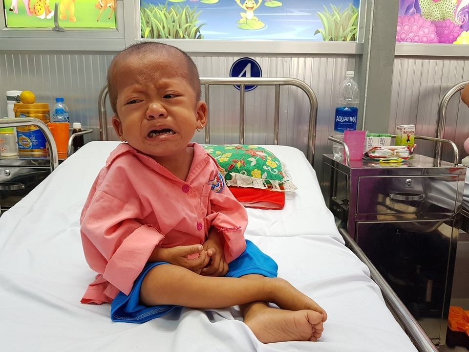 Gia đình nghèo truyền kiếp, người mẹ khờ ôm con gái bệnh tim sống lay lắt - 1 Gia đình nghèo truyền kiếp, người mẹ khờ ôm con gái bệnh tim sống lay lắt - 1