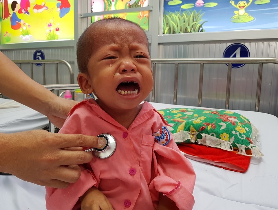 Gia đình nghèo truyền kiếp, người mẹ khờ ôm con gái bệnh tim sống lay lắt - 6 Gia đình nghèo truyền kiếp, người mẹ khờ ôm con gái bệnh tim sống lay lắt - 6