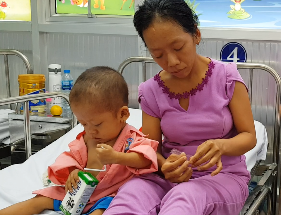 Gia đình nghèo truyền kiếp, người mẹ khờ ôm con gái bệnh tim sống lay lắt - 3 Gia đình nghèo truyền kiếp, người mẹ khờ ôm con gái bệnh tim sống lay lắt - 3
