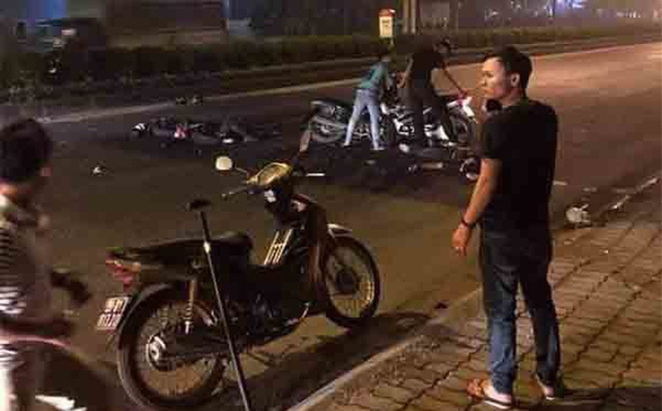 Hà Nội: Xe máy kẹp 3 tông thẳng xe cảnh sát, một Đại uý công an tử vong - 1