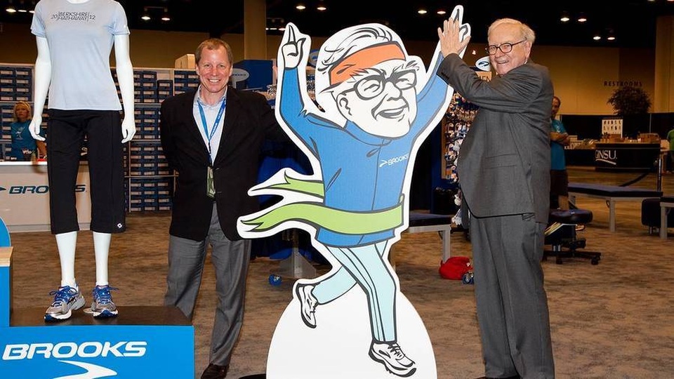 Sợ đánh thuế, hãng giày của tỷ phú Warren Buffett chuyển nhà máy từ Trung Quốc sang Việt Nam - 1 Sợ đánh thuế, hãng giày của tỷ phú Warren Buffett chuyển nhà máy từ Trung Quốc sang Việt Nam - 1