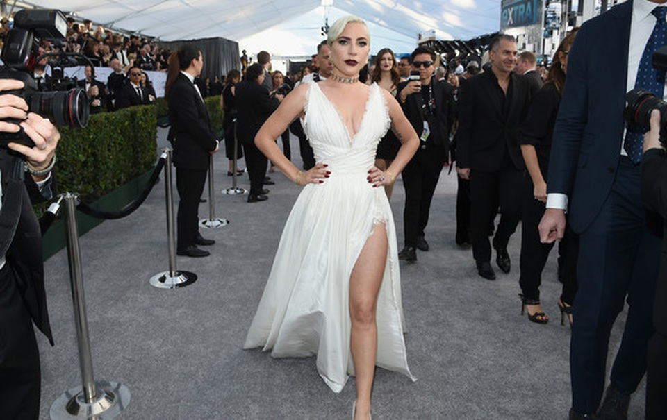 Lady Gaga tái xuất với phong cách thời trang quái chiêu - 10 Lady Gaga tái xuất với phong cách thời trang quái chiêu - 10