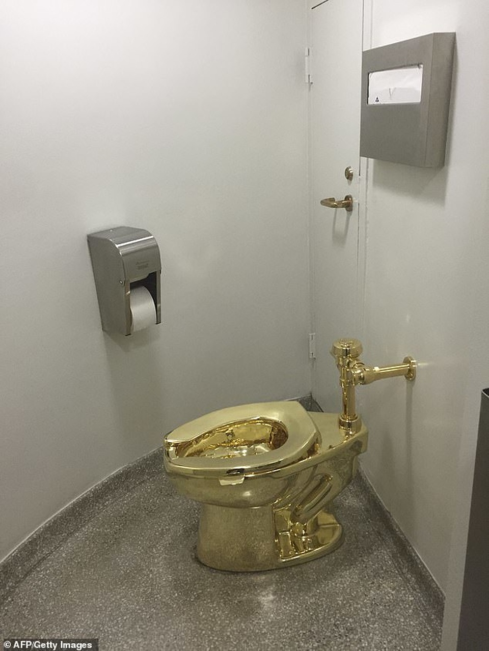 Lắp đặt toilet dát vàng 18 kara để công chúng sử dụng - 1 Lắp đặt toilet dát vàng 18 kara để công chúng sử dụng - 1