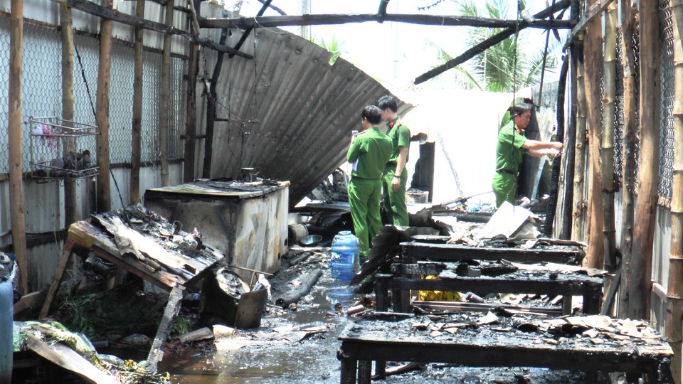 5 căn nhà cháy rụi nghi do nổ bình gas - 1 5 căn nhà cháy rụi nghi do nổ bình gas - 1