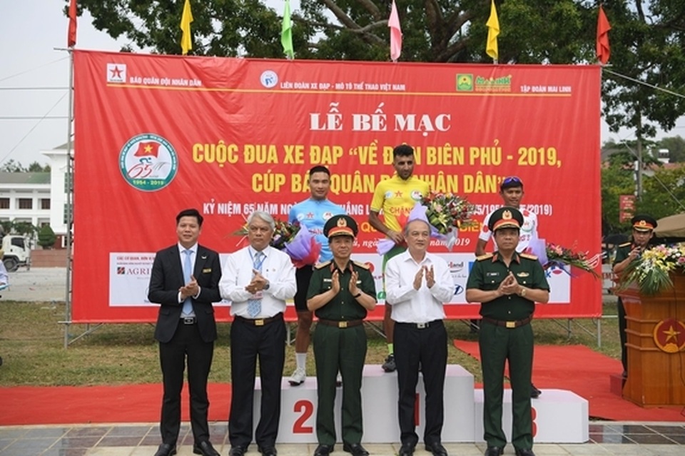 Quỹ Vòng tay đồng đội tiếp tục trao 200 triệu đồng giúp đỡ học sinh nghèo tỉnh Điện Biên - 4 Quỹ Vòng tay đồng đội tiếp tục trao 200 triệu đồng giúp đỡ học sinh nghèo tỉnh Điện Biên - 4