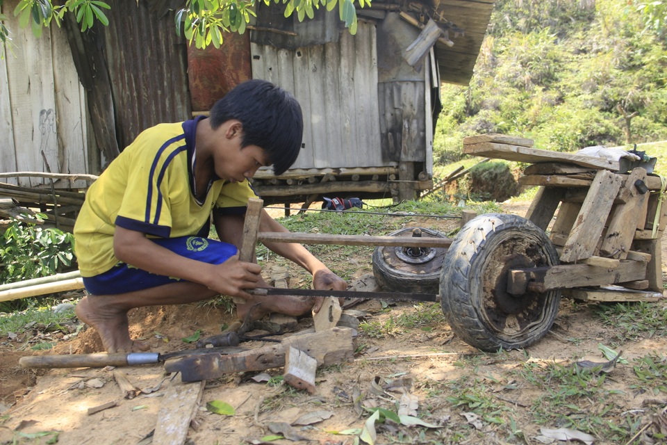 Lạ mắt chiếc xe “siêu độc” của cậu bé lớp 3 người Vân Kiều - 3 Lạ mắt chiếc xe “siêu độc” của cậu bé lớp 3 người Vân Kiều - 3