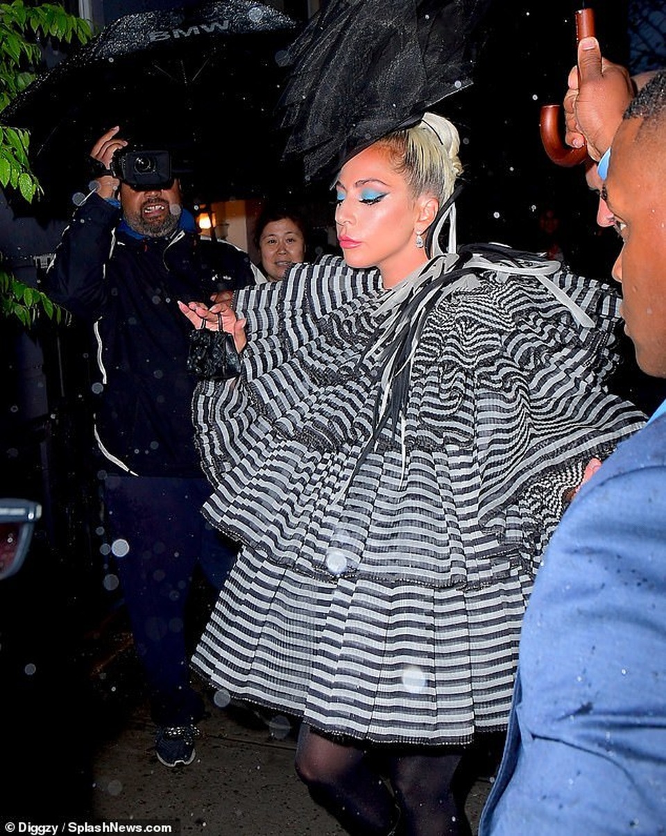 Lady Gaga tái xuất với phong cách thời trang quái chiêu - 4 Lady Gaga tái xuất với phong cách thời trang quái chiêu - 4