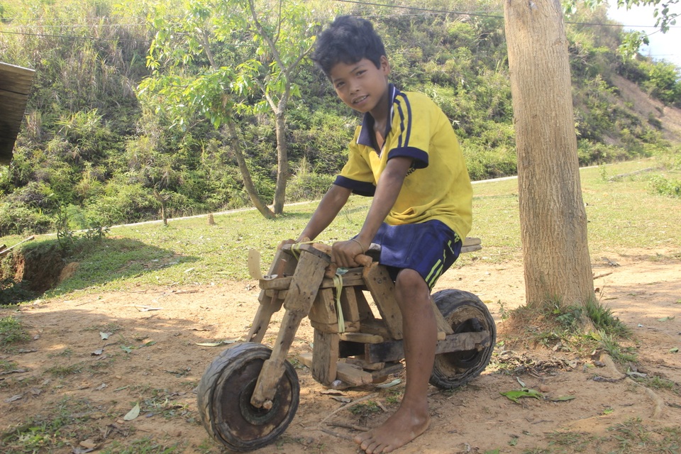 Lạ mắt chiếc xe “siêu độc” của cậu bé lớp 3 người Vân Kiều - 4 Lạ mắt chiếc xe “siêu độc” của cậu bé lớp 3 người Vân Kiều - 4