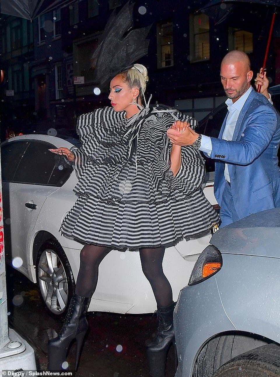 Lady Gaga tái xuất với phong cách thời trang quái chiêu - 6 Lady Gaga tái xuất với phong cách thời trang quái chiêu - 6