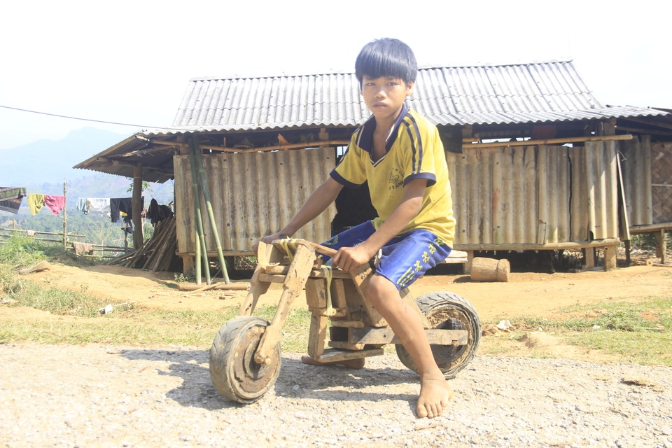 Lạ mắt chiếc xe “siêu độc” của cậu bé lớp 3 người Vân Kiều - 1 Lạ mắt chiếc xe “siêu độc” của cậu bé lớp 3 người Vân Kiều - 1