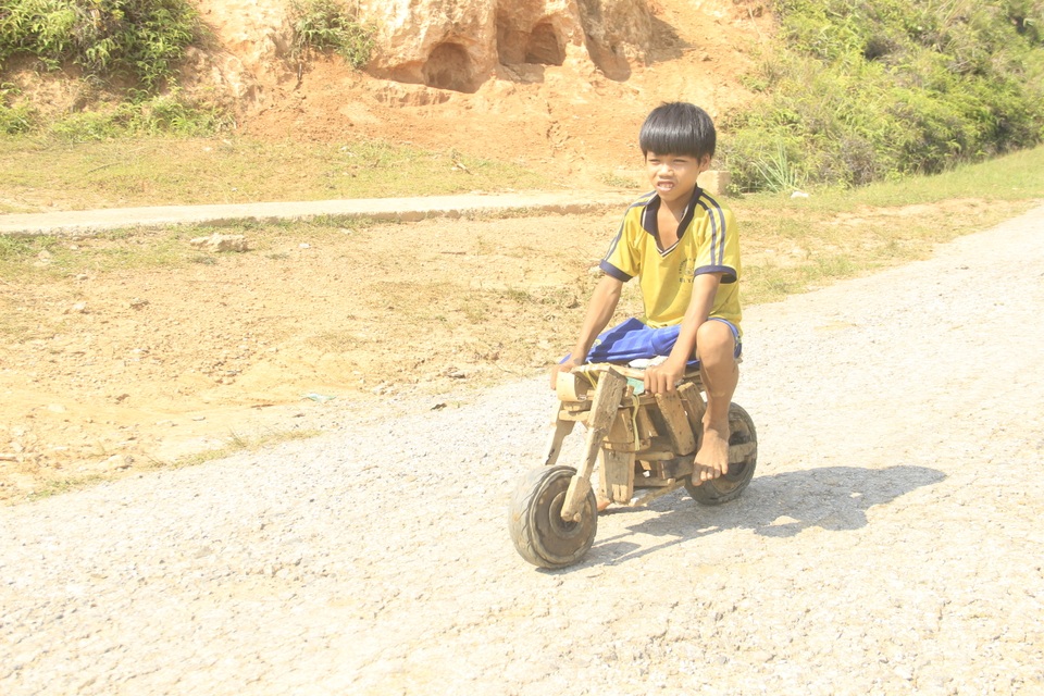 Lạ mắt chiếc xe “siêu độc” của cậu bé lớp 3 người Vân Kiều - 6 Lạ mắt chiếc xe “siêu độc” của cậu bé lớp 3 người Vân Kiều - 6