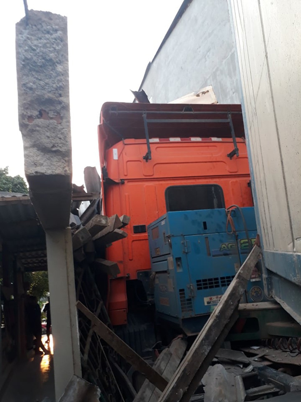 Xe đầu kéo lao thẳng vào nhà dân, cả nhà may mắn thoát nạn - 1 Xe đầu kéo lao thẳng vào nhà dân, cả nhà may mắn thoát nạn - 1