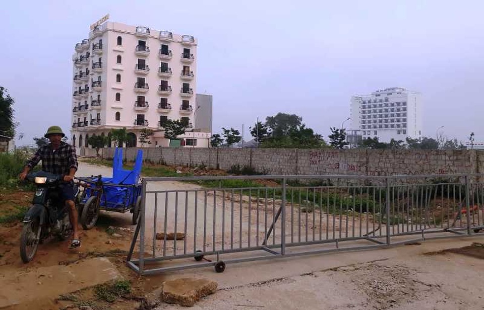 Hàng trăm người tập trung phản đối vì lối ra biển bị chắn kín bằng rào sắt - 3 Hàng trăm người tập trung phản đối vì lối ra biển bị chắn kín bằng rào sắt - 3