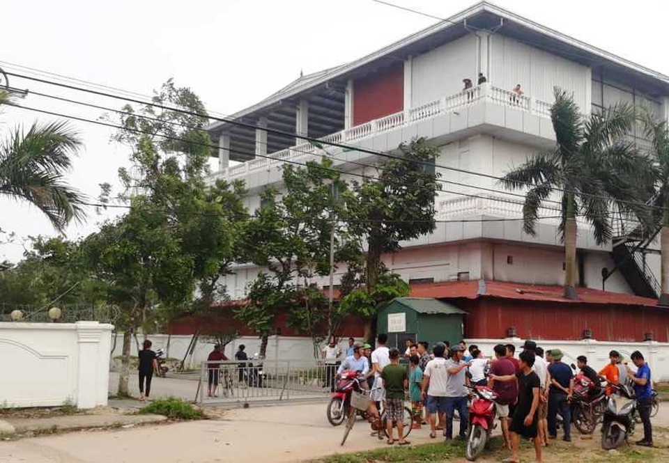 Hàng trăm người tập trung phản đối vì lối ra biển bị chắn kín bằng rào sắt - 1 Hàng trăm người tập trung phản đối vì lối ra biển bị chắn kín bằng rào sắt - 1