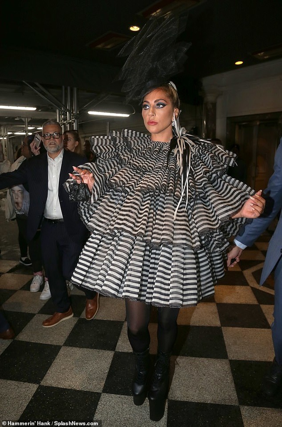 Lady Gaga tái xuất với phong cách thời trang quái chiêu - 3 Lady Gaga tái xuất với phong cách thời trang quái chiêu - 3