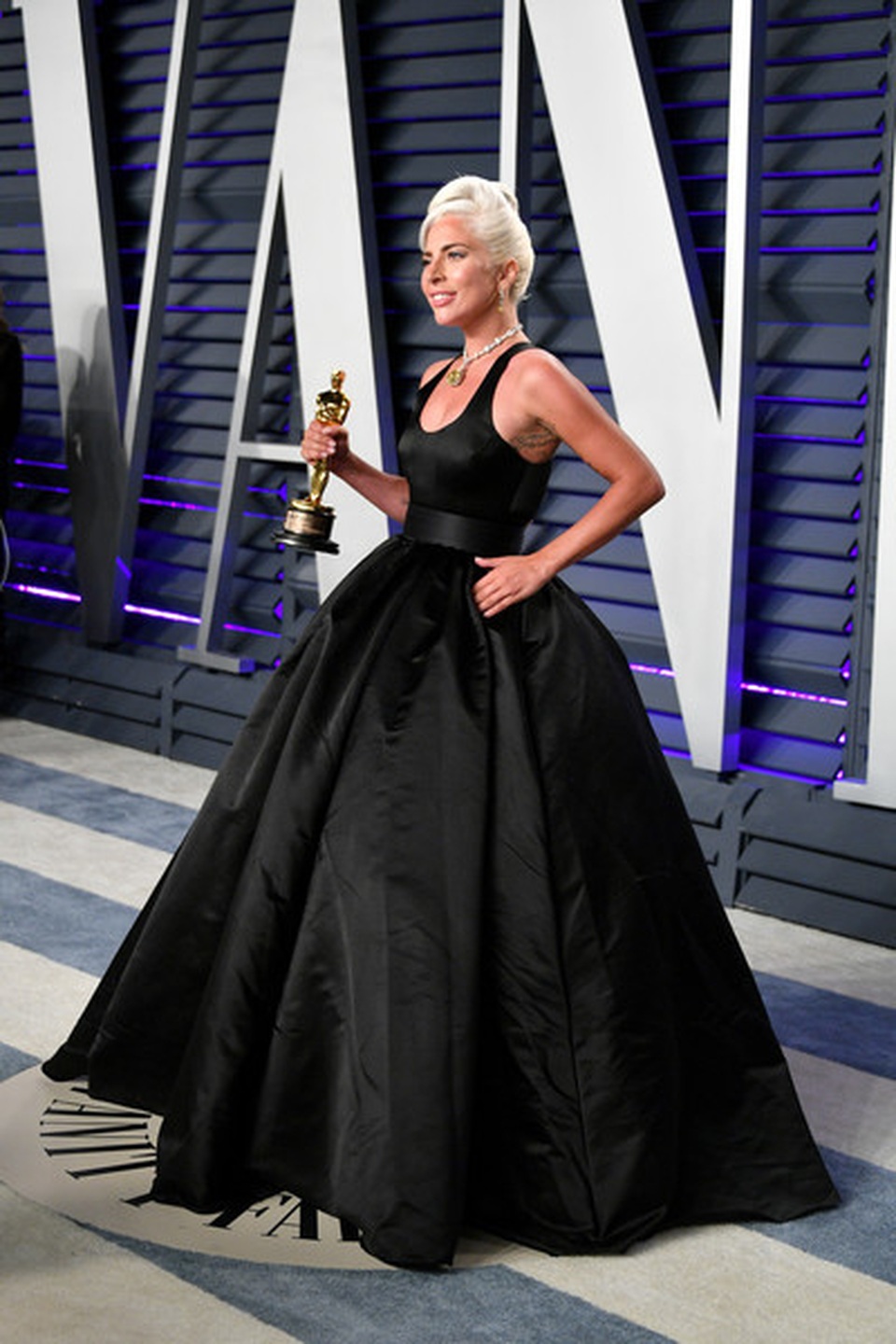 Lady Gaga tái xuất với phong cách thời trang quái chiêu - 11 Lady Gaga tái xuất với phong cách thời trang quái chiêu - 11