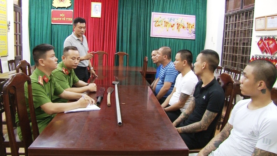 Vụ nhóm côn đồ chém người đang nhậu trước quán cầm đồ: Bắt giữ nhiều đối tượng - 1 Vụ nhóm côn đồ chém người đang nhậu trước quán cầm đồ: Bắt giữ nhiều đối tượng - 1