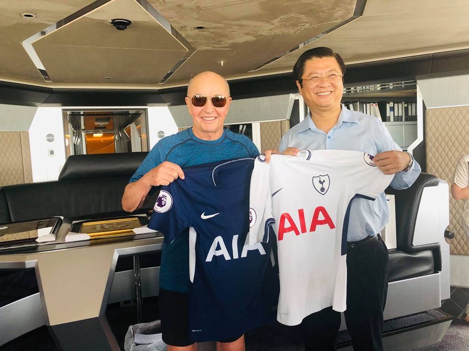 Ông chủ đội bóng Tottenham Hotspur-Joe Lewis đến Cần Thơ du ngoạn chợ nổi - 4 Ông chủ đội bóng Tottenham Hotspur-Joe Lewis đến Cần Thơ du ngoạn chợ nổi - 4