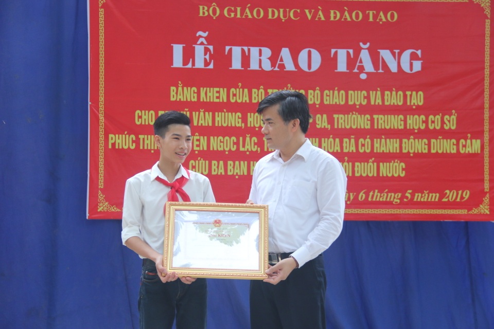 Nam sinh cứu 3 học sinh đuối nước được Bộ GDĐT tặng bằng khen - 2 Nam sinh cứu 3 học sinh đuối nước được Bộ GDĐT tặng bằng khen - 2