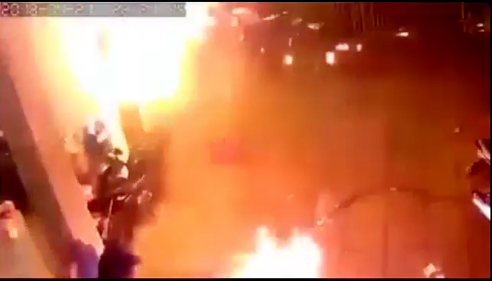 Dội bom xăng vào nhà hàng xóm, 4 người bị thương - 3