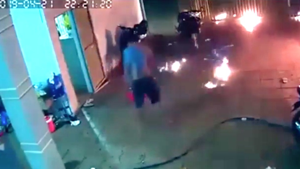 Dội bom xăng vào nhà hàng xóm, 4 người bị thương - 2