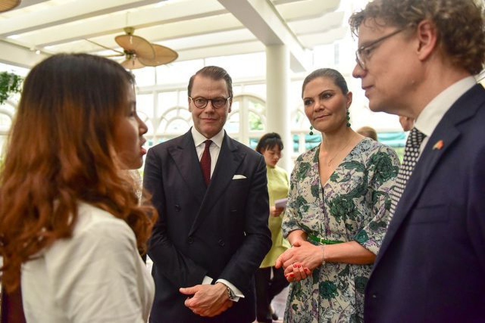 Công chúa Thụy Điển thăm căn hầm trú bom dưới khách sạn 5 sao ở Hà Nội - 6 Công chúa Thụy Điển thăm căn hầm trú bom dưới khách sạn 5 sao ở Hà Nội - 6